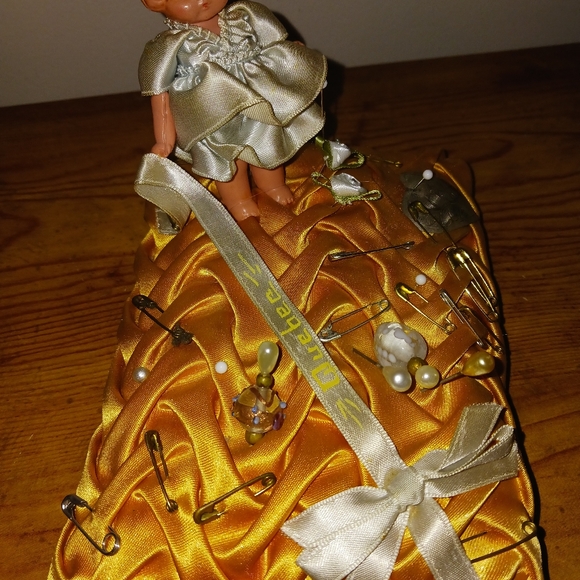 Beautiful collectible vintage doll on pin cushion - Picture 3 of 3